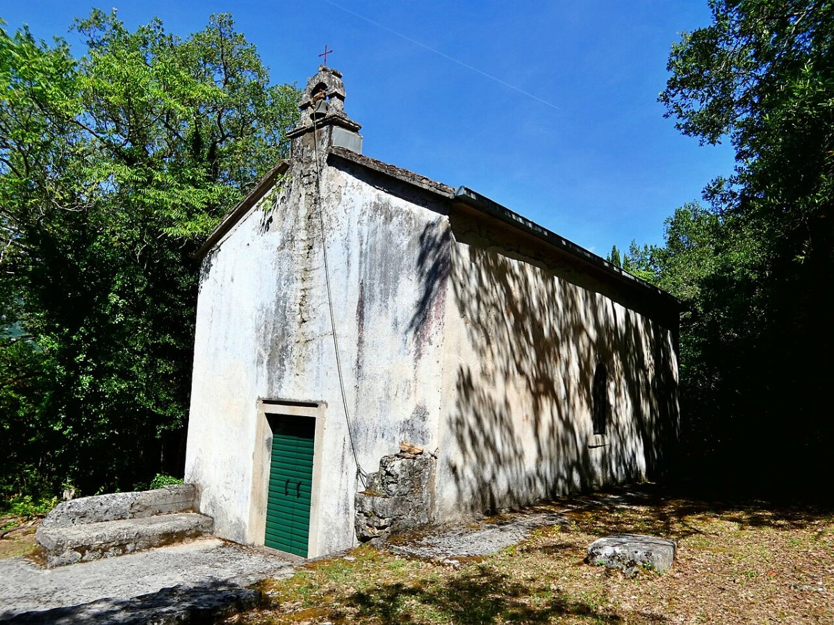 Szent peter apostol templom kozepkori temetovel plocice