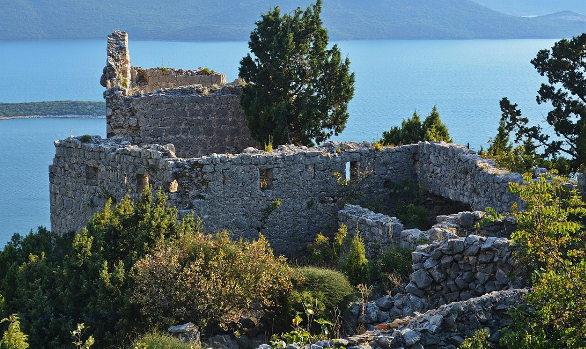 Smrdan grad erod es nagyboldogasszony templom slivno ravno